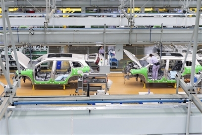 賽力斯鳳凰智慧工廠工人正在裝配汽車。記者 孫凱芳 攝